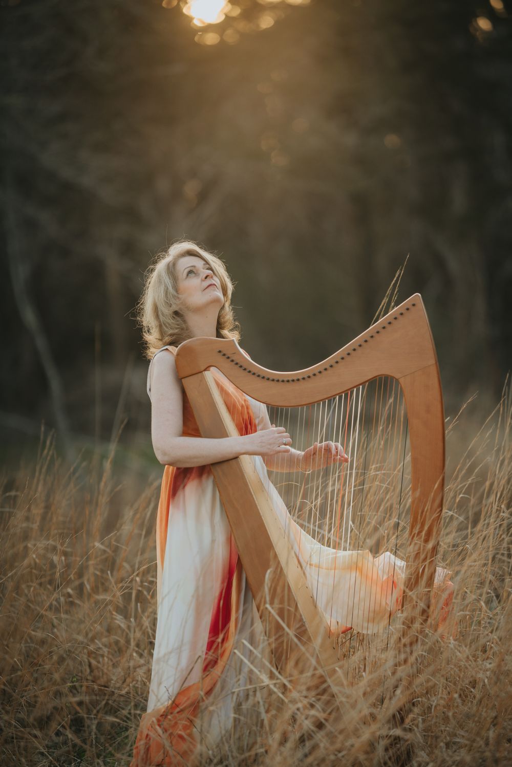 Aine Minogue with harp 