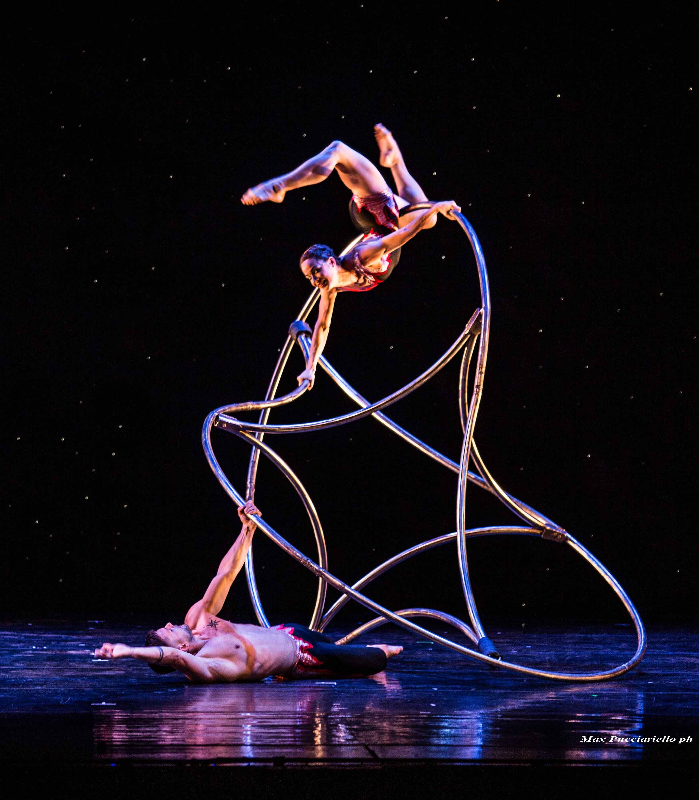 2 MOMIX Dancers on a moving sculpture