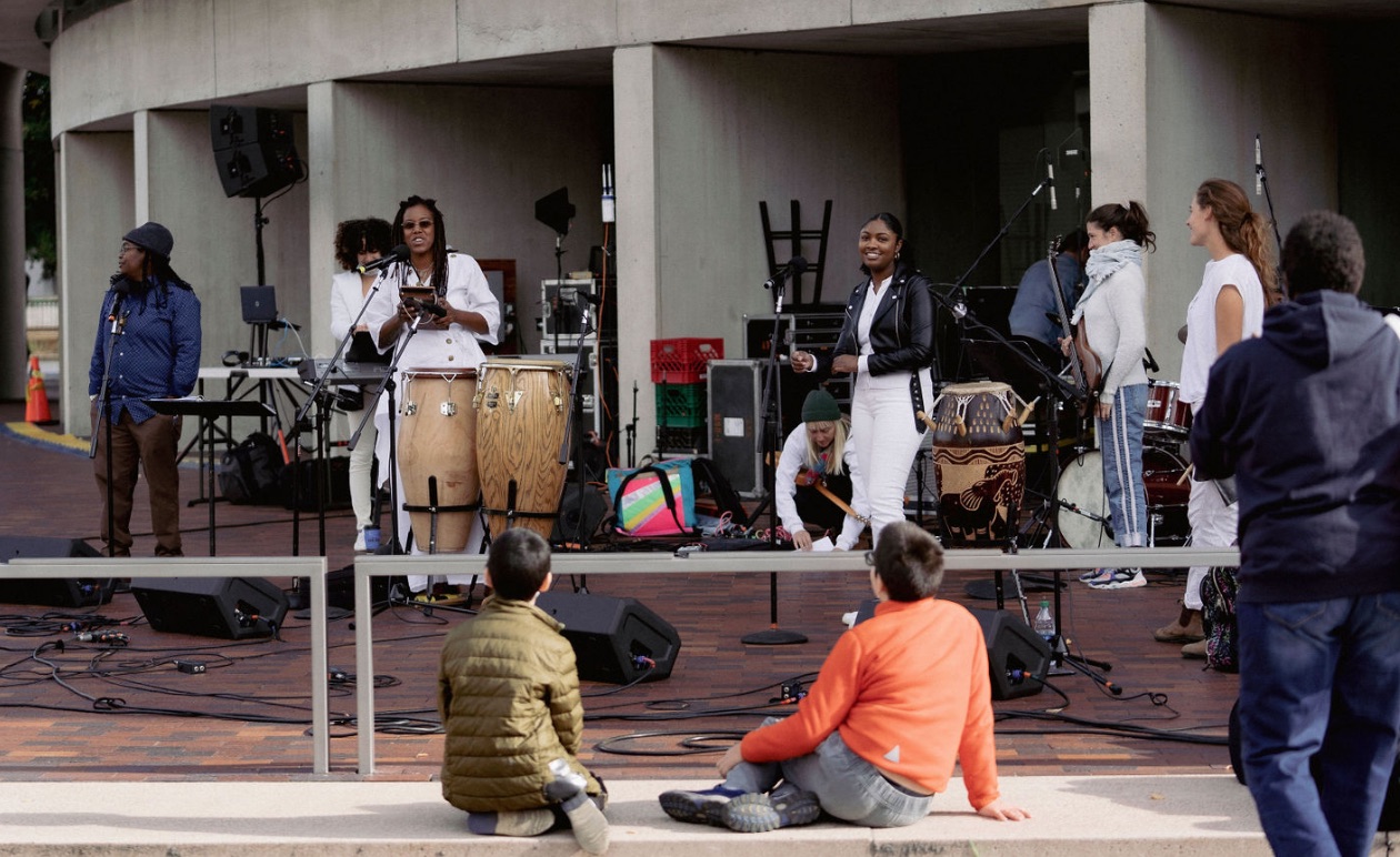Zili Misik playing on a festival stage