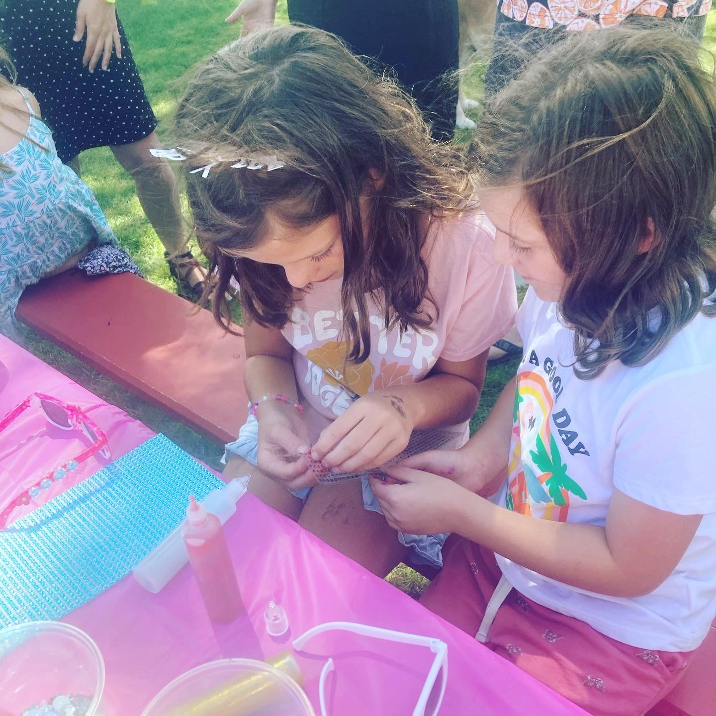 girls create custom sunglasses