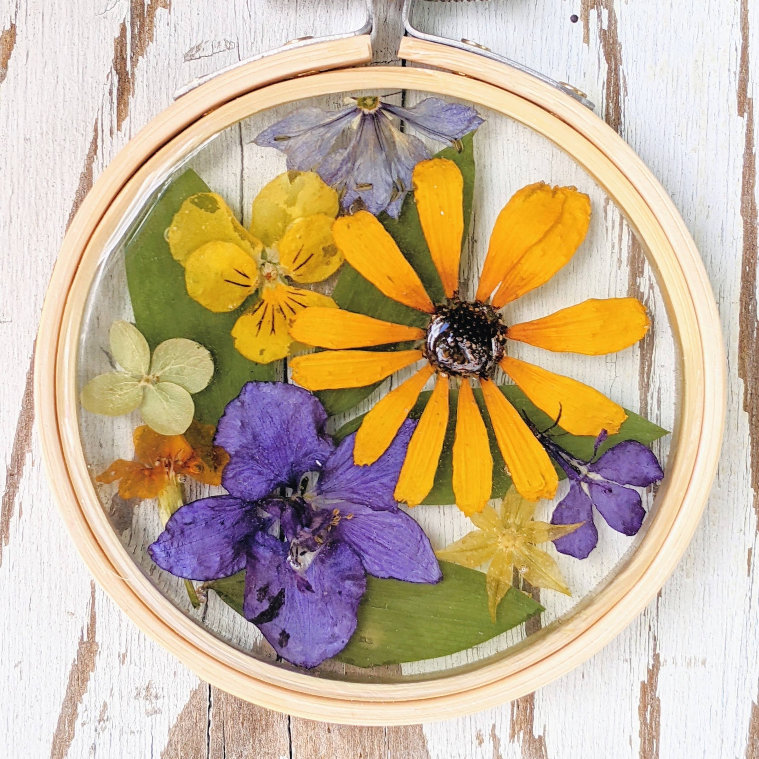 Preserved bouquet in resin and a round wooden frame